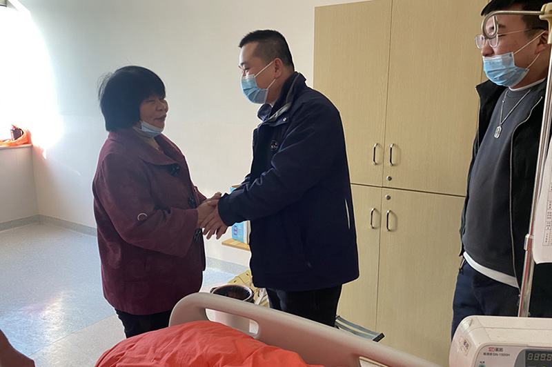 【点点爱心，汇聚成河，无私助人，温暖真情】